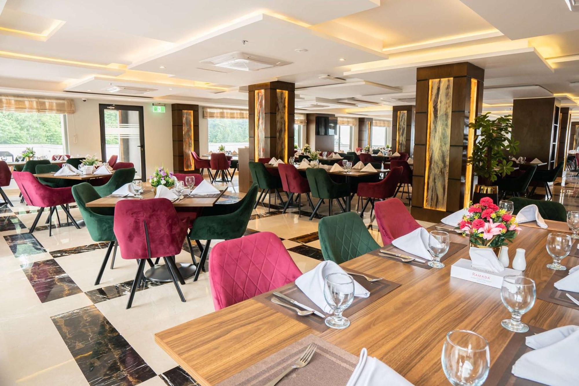 Ramada By Wyndham Murree Lower Topa Resort Ngoại thất bức ảnh